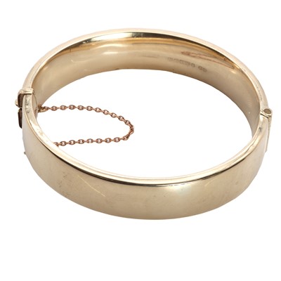 Lot 1196 - A 9ct gold hinged bangle