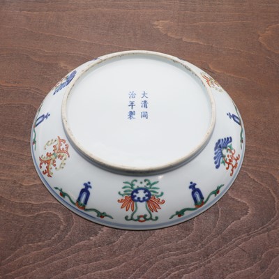 Lot 355 - A Chinese famille rose plate