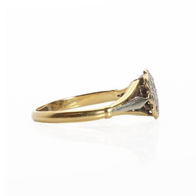 Lot 1085 - A gold and platinum diamond cluster ring