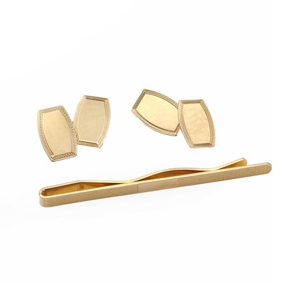 Lot 1394 - A 9ct gold tie clip and pair of 9ct gold double-ended cufflinks