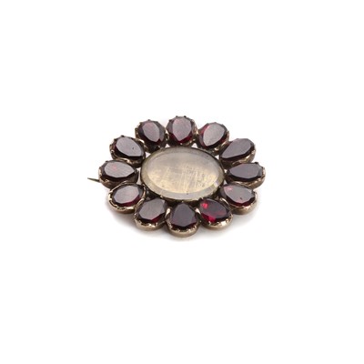 Lot 1001 - A Georgian gold garnet memorial brooch