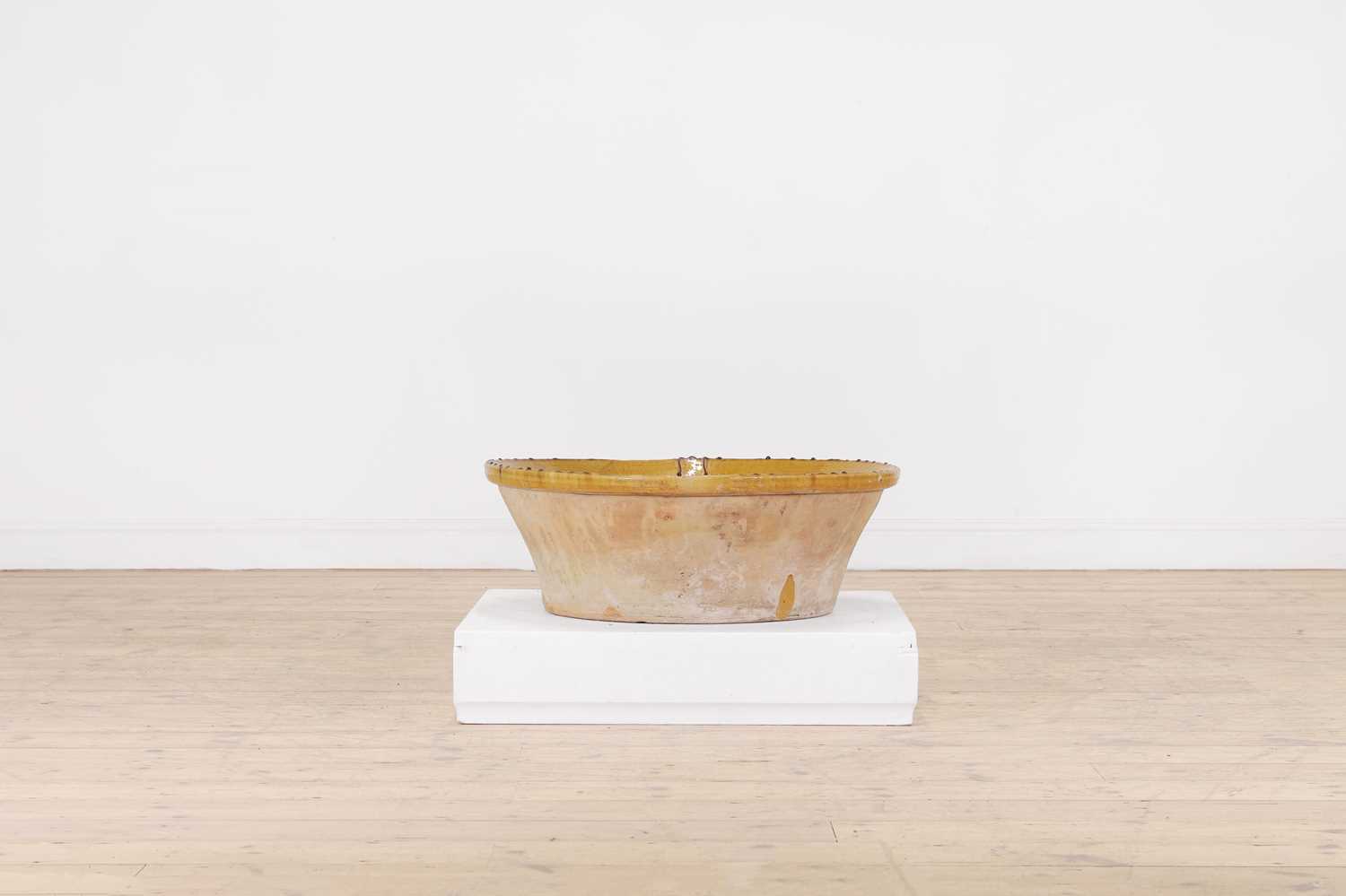 Lot 72 - A large slipware earthenware bowl
