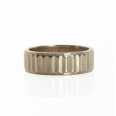 Lot 1379 - A white gold wedding ring