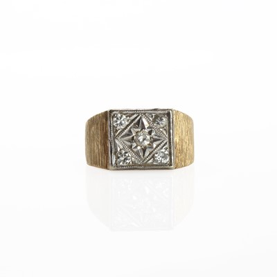 Lot 1371 - A gentlemen's gold diamond engraved ring