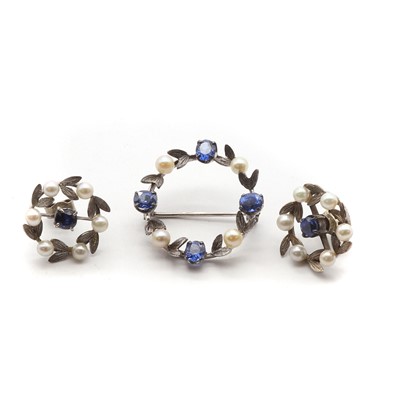 Lot 1290 - A gold blue paste and seed pearl brooch and earrings set