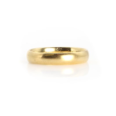 Lot 1383 - An 18ct gold wedding ring