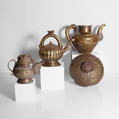 Lot 139 - A collection of brass items