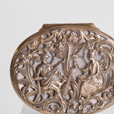 Lot 29 - A silver-gilt and mother-of-pearl snuffbox