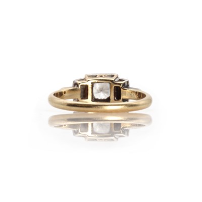 Lot 1044 - A single stone diamond ring