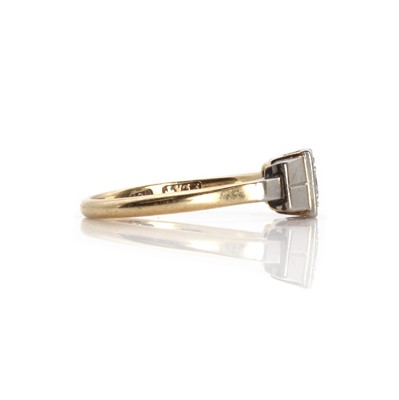 Lot 1044 - A single stone diamond ring