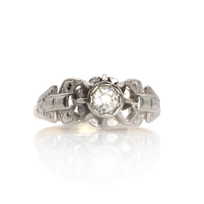 Lot 1050 - A single stone old cut diamond ring
