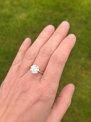 Lot 127 - An 18ct gold single stone diamond ring