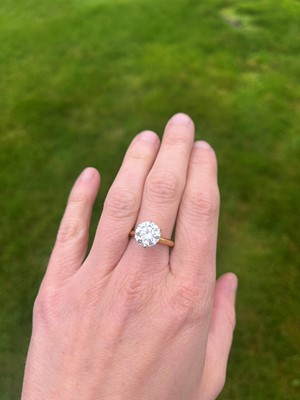 Lot 127 - An 18ct gold single stone diamond ring