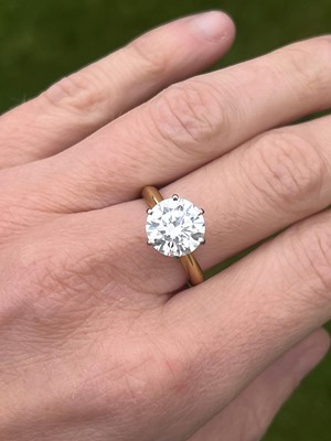 Lot 127 - An 18ct gold single stone diamond ring