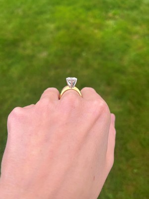 Lot 127 - An 18ct gold single stone diamond ring
