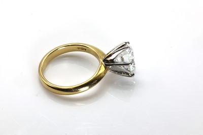 Lot 127 - An 18ct gold single stone diamond ring