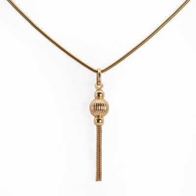 Lot 1171 - A 9ct gold tassel pendant and chain