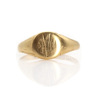 Lot 1375 - An 18ct gold signet ring, c.1916