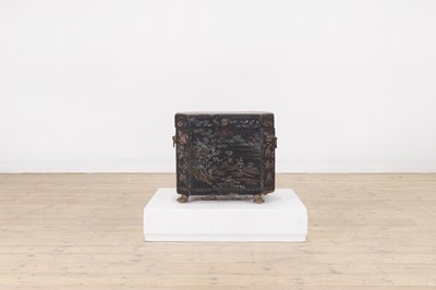 Lot 403 - An export black-lacquered box