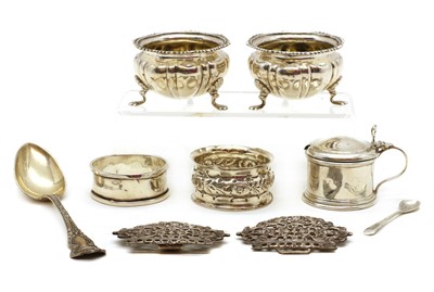 Lot 30 - A collection of silver items