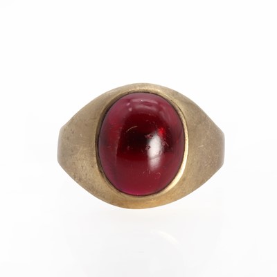 Lot 1381 - A 9ct gold garnet signet ring