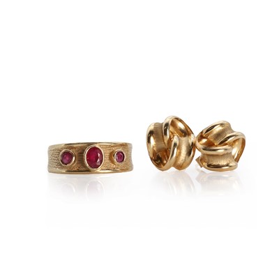 Lot 1258 - A 9ct gold three stone ruby ring