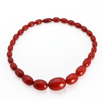 Lot 1595 - A single row graduated bakelite necklace