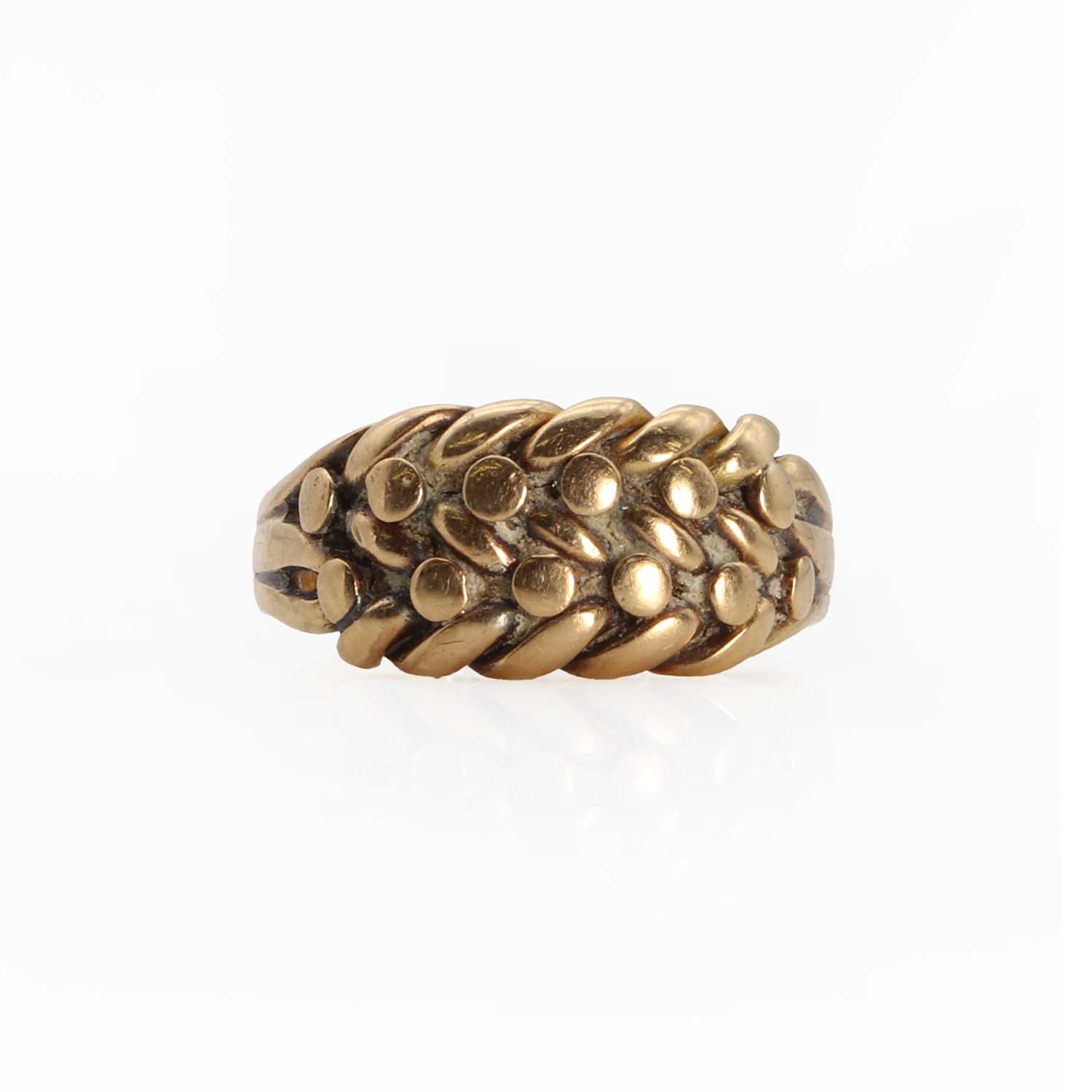 Lot 1021 - An antique 18ct gold keeper's ring