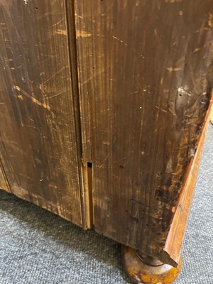 Lot 94 - A William & Mary walnut and marquetry chest of drawers