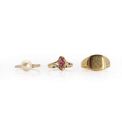 Lot 1336 - An 18ct gold signet ring