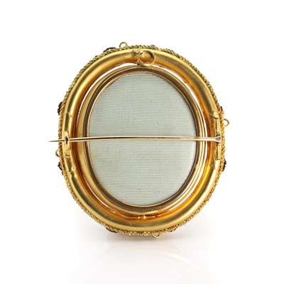 Lot 1009 - A 19th century reversible cameo brooch in vine leaf and grape mount