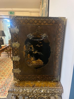 Lot 478 - A Nanban export black-lacquered cabinet