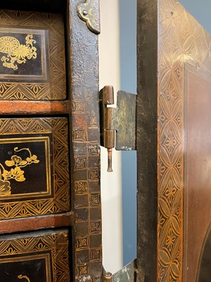 Lot 478 - A Nanban export black-lacquered cabinet