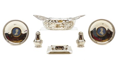 Lot 25 - A collection of silver items