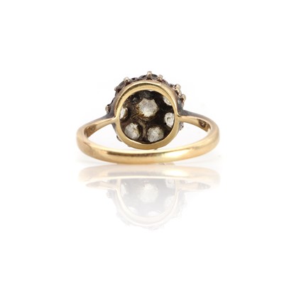 Lot 1024 - An early 20th century diamond daisy cluster ring