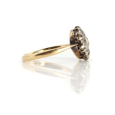 Lot 1024 - An early 20th century diamond daisy cluster ring