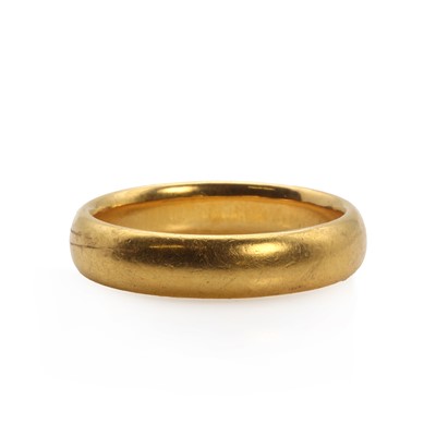 Lot 1373 - A 22ct gold wedding band