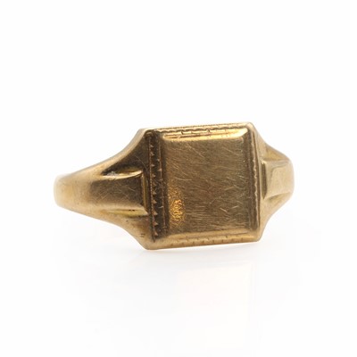 Lot 1382 - A 9ct gold signet ring