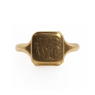 Lot 1386 - An 18ct gold signet ring