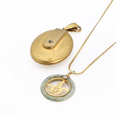 Lot 1334 - A Chinese gilt metal hardstone pendant and a 9ct gold serpentine link chain