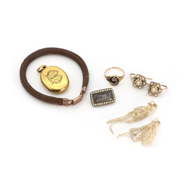 Lot 1322 - A collection of jewellery to include a black enamel and diamond memorial ring