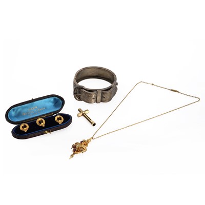 Lot 1344 - A small collection of gold, silver and costume jewellery