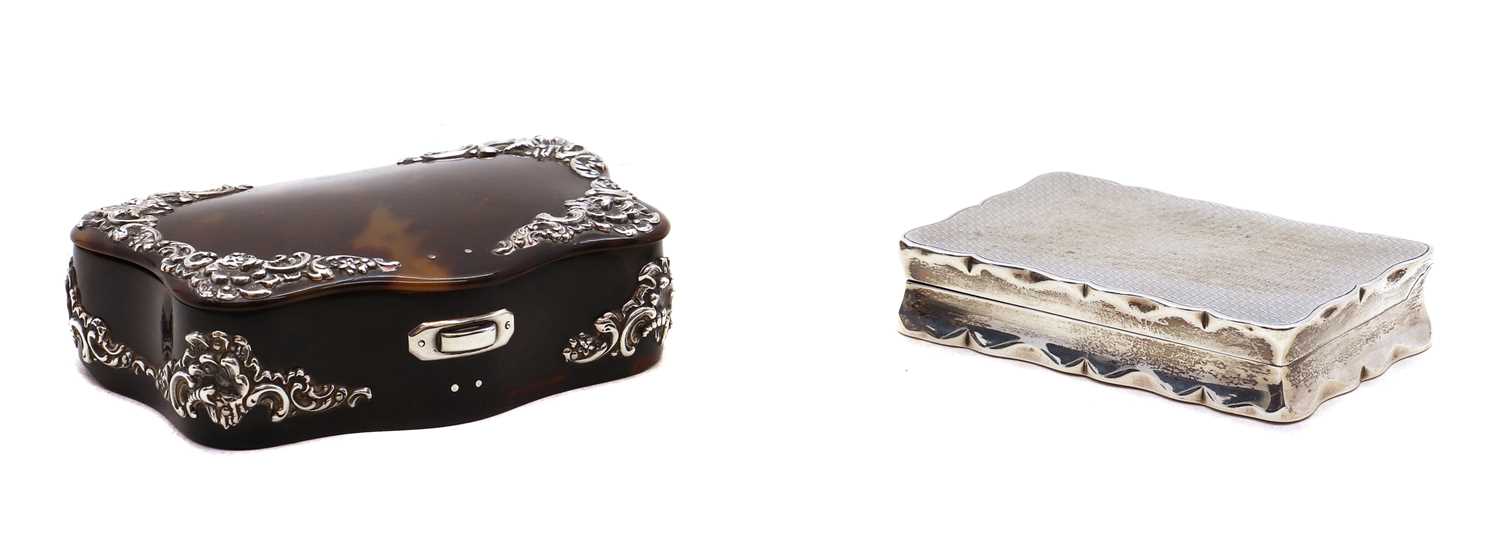 Lot 25 - A silver snuff box