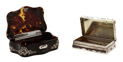 Lot 25 - A silver snuff box
