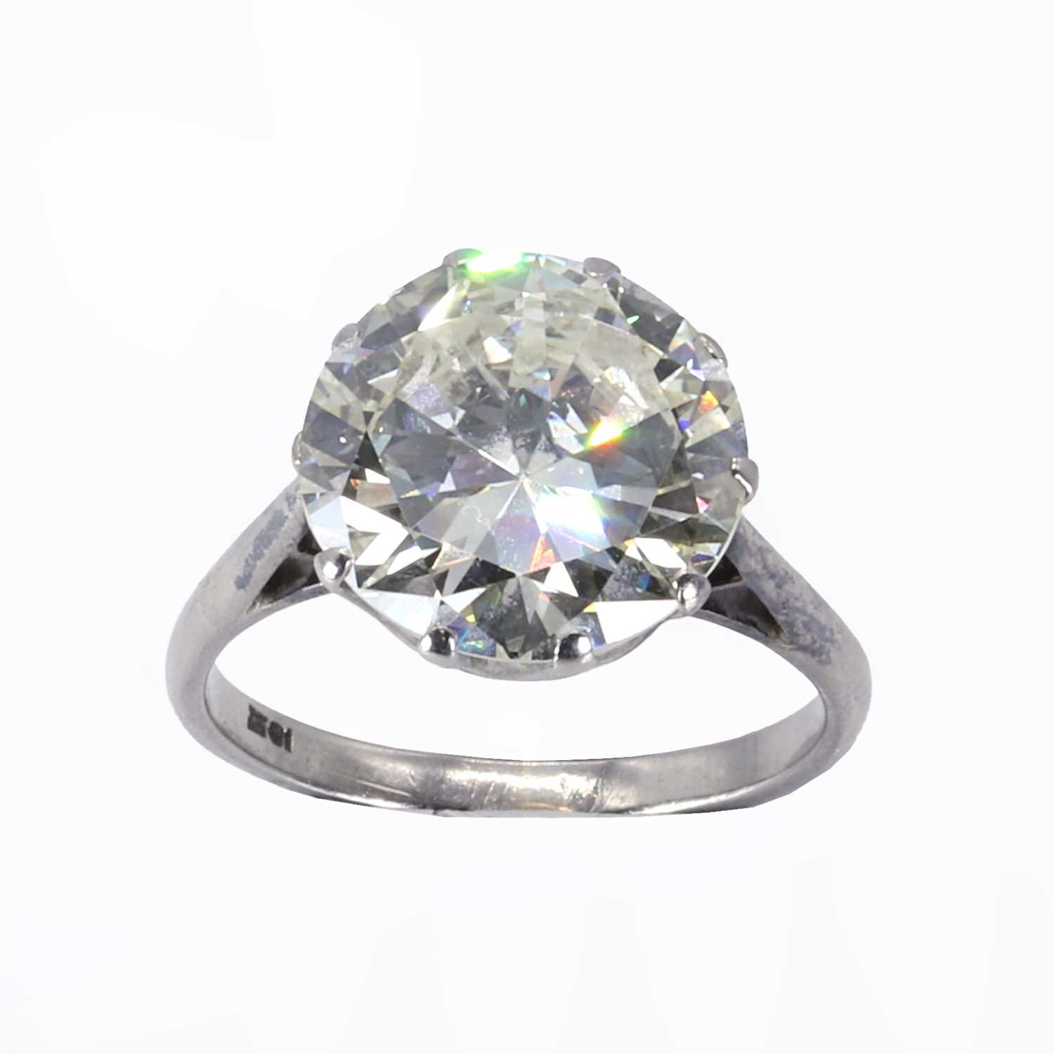 Lot 71 - An impressive single stone diamond ring