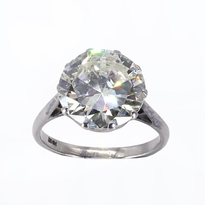 Lot 71 - An impressive single stone diamond ring