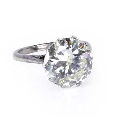 Lot 71 - An impressive single stone diamond ring