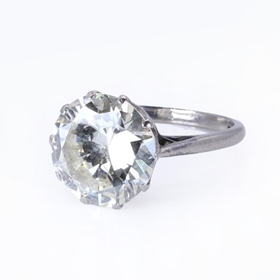 Lot 71 - An impressive single stone diamond ring