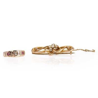 Lot 187 - A gold three stone panel ring and a cased gold split pearl cluster bar brooch