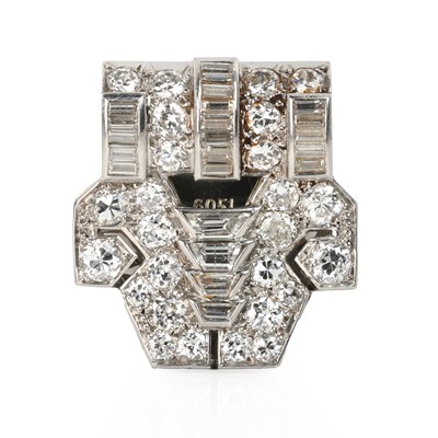 Lot 68 - A French Art Deco diamond single clip brooch